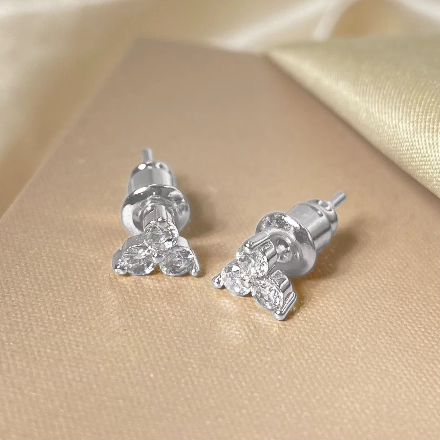 Dainty 3 leaf clover stud