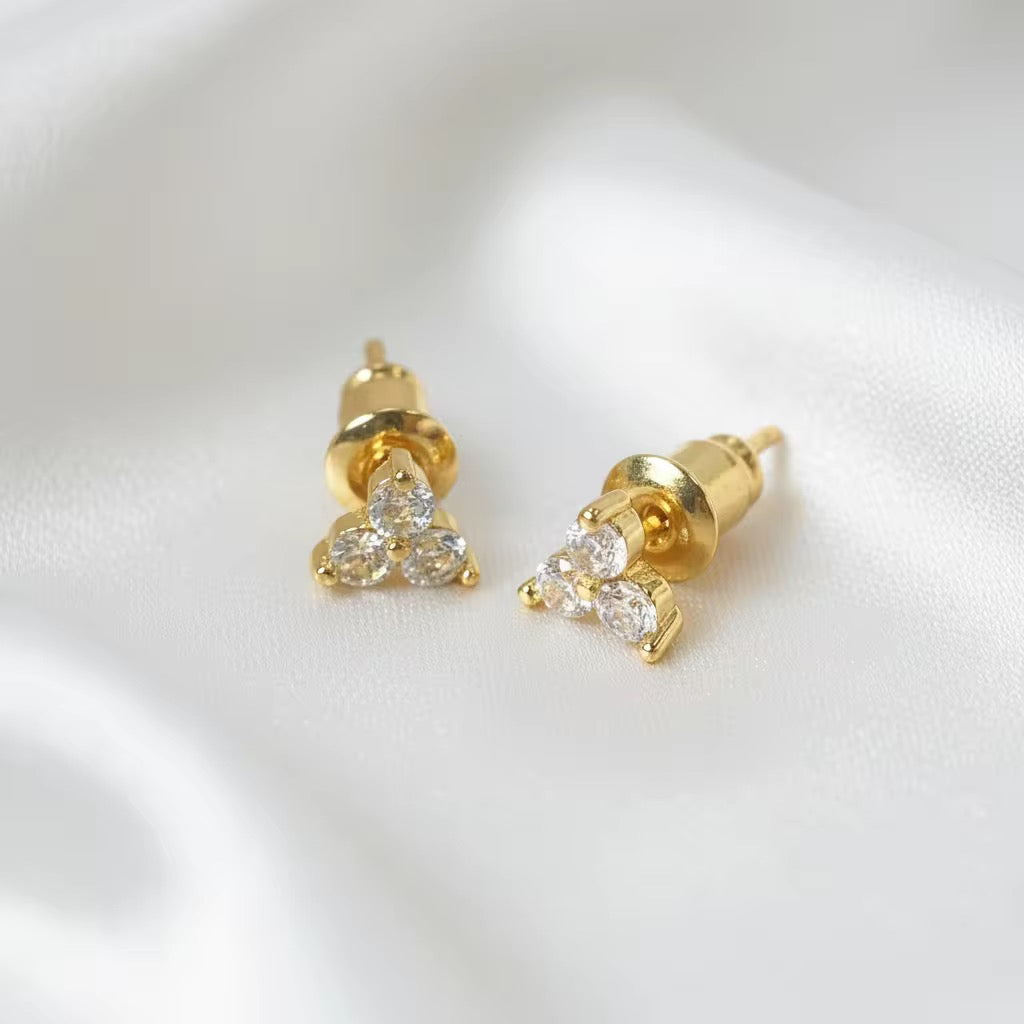 Dainty 3 leaf clover stud
